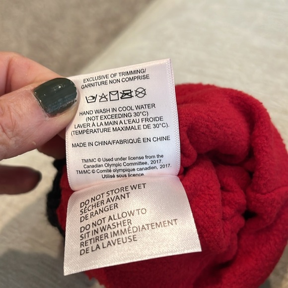 Ladies Canada/Maple Leaf Mittens - Picture 4 of 6